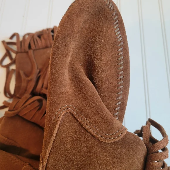 Minnetonka Suede Camel color Fringe Boots Women's 7 - Picture 5 of 7